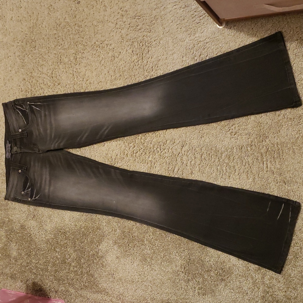 Frankie B Low Rise Flare Jeans. 26